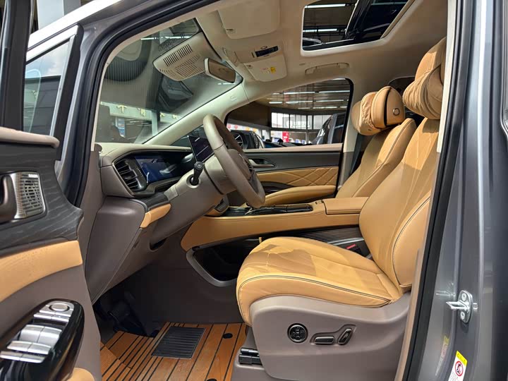 Фото 10 - Denza D9