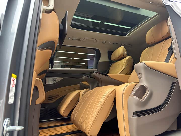 Фото 14 - Denza D9