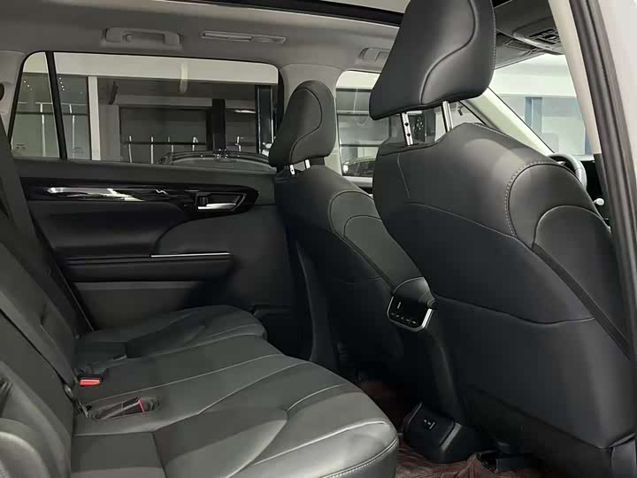 Фото 8 - Toyota Highlander