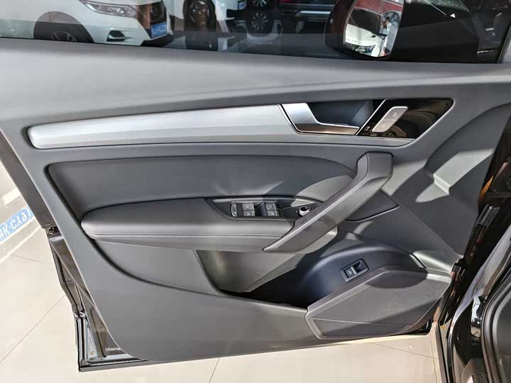 Фото 10 - Audi Q5L