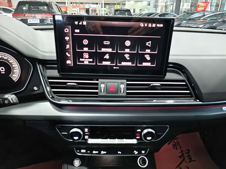 Фото 8 - Audi Q5L