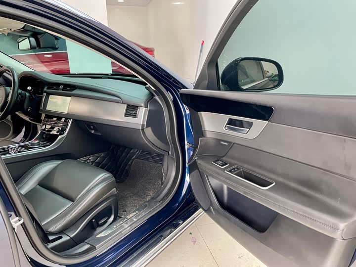 Фото 11 - Jaguar XF L