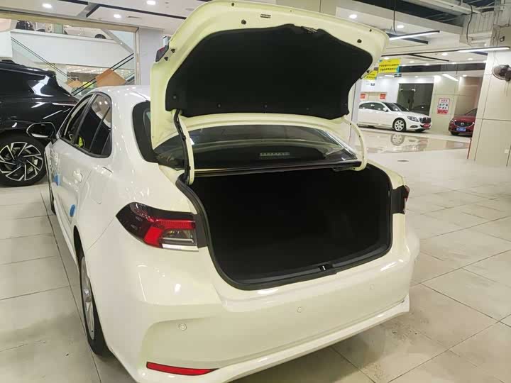 Фото 10 - Toyota Corolla