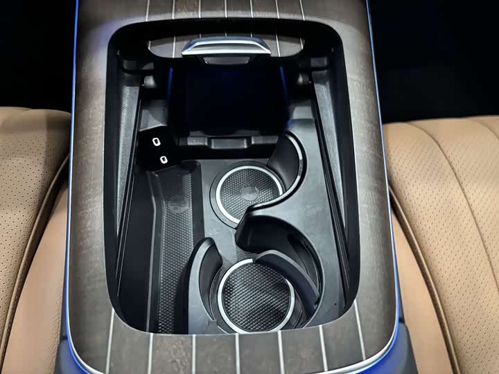 Фото 19 - Mercedes-Benz E-Class