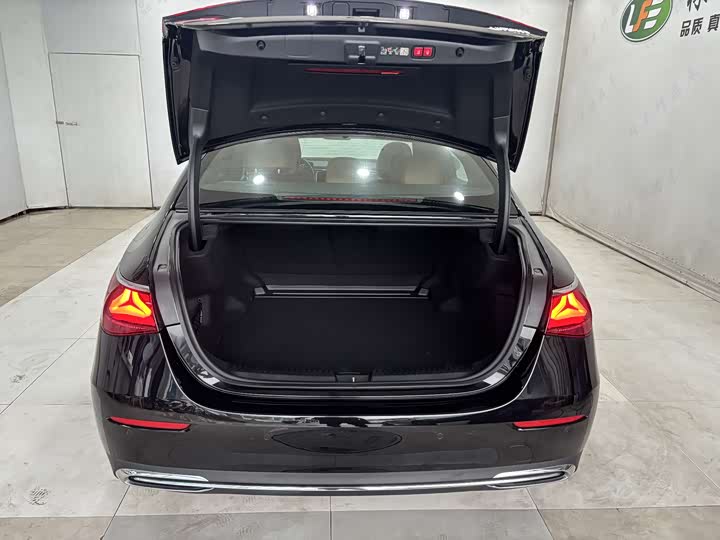 Фото 29 - Mercedes-Benz E-Class