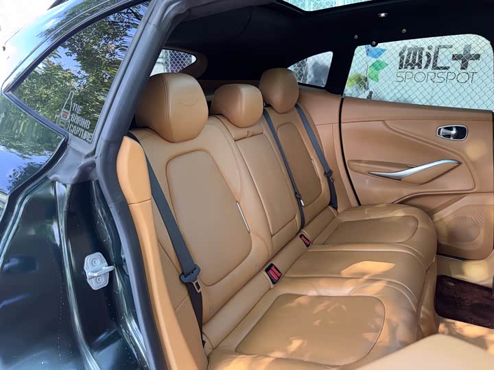 Фото 16 - Aston Martin DBX