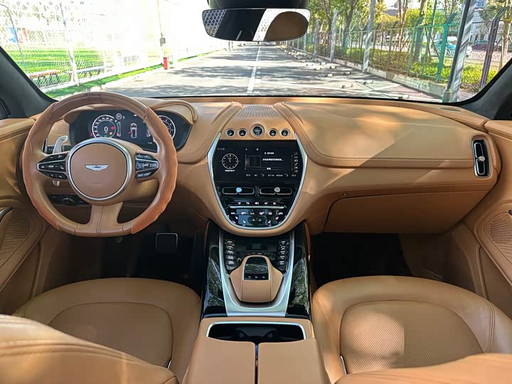 Фото 18 - Aston Martin DBX