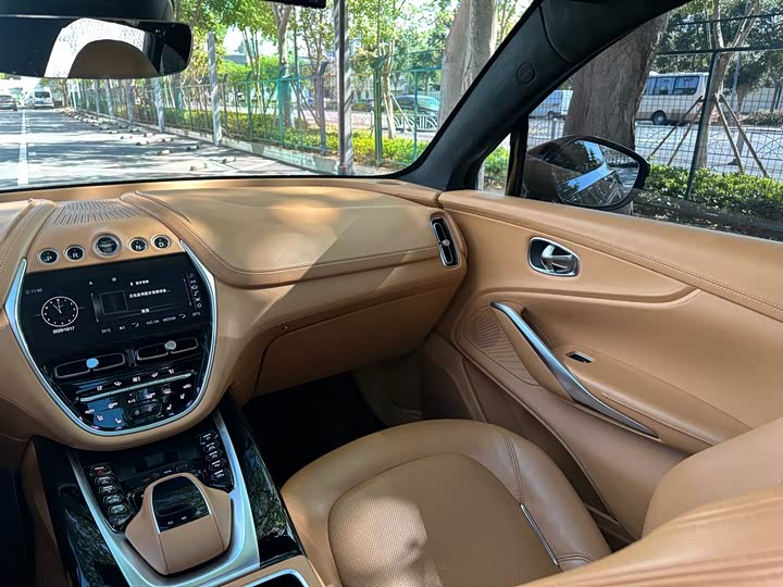 Фото 22 - Aston Martin DBX