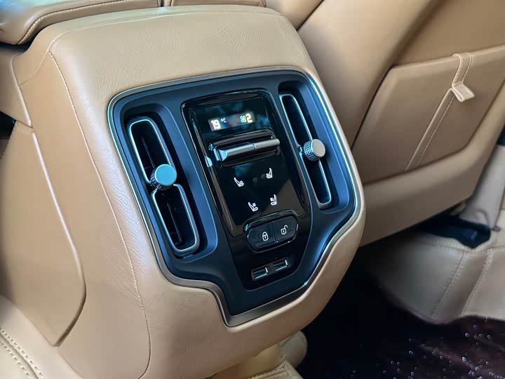 Фото 24 - Aston Martin DBX