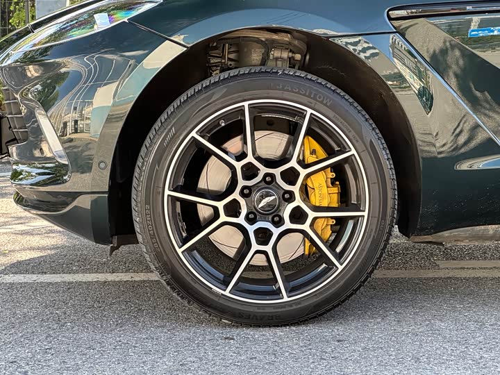 Фото 9 - Aston Martin DBX