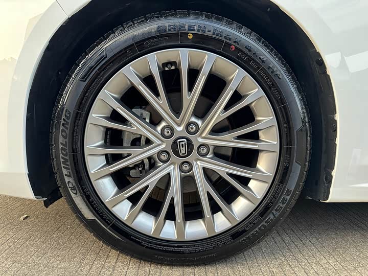 Фото 11 - Bestune B70