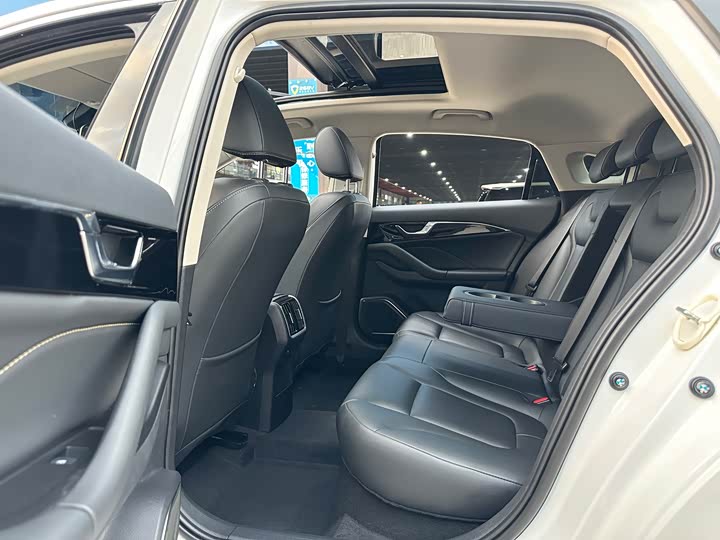 Фото 16 - Bestune B70