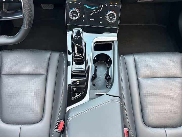 Фото 24 - Bestune B70