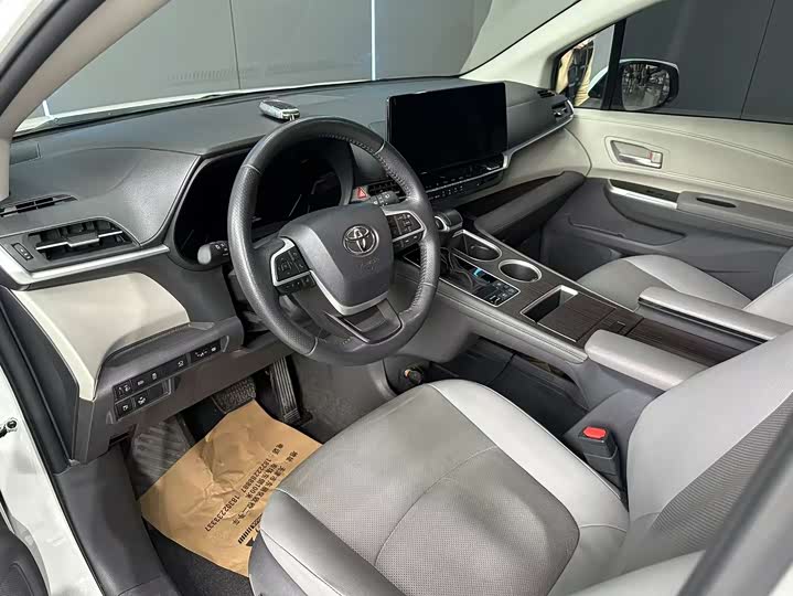 Фото 11 - Toyota Granvia