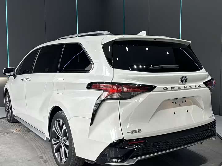 Фото 5 - Toyota Granvia