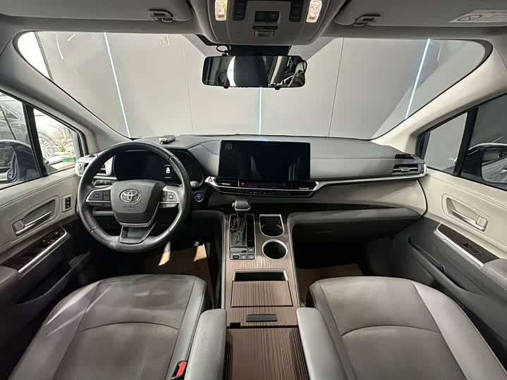 Фото 9 - Toyota Granvia