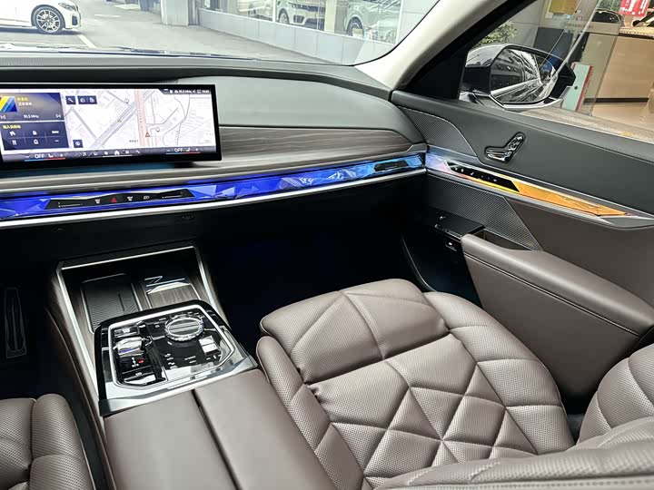 Фото 25 - BMW 7 Series