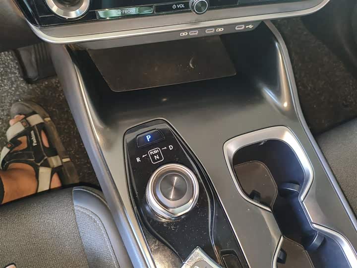 Фото 14 - Lexus RZ