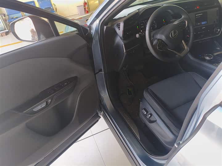 Фото 16 - Lexus RZ