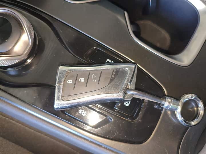 Фото 9 - Lexus RZ