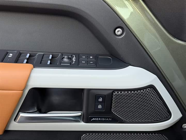 Фото 9 - Land Rover Defender