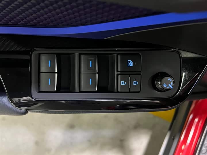 Фото 10 - Toyota C-HR