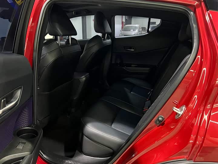 Фото 11 - Toyota C-HR