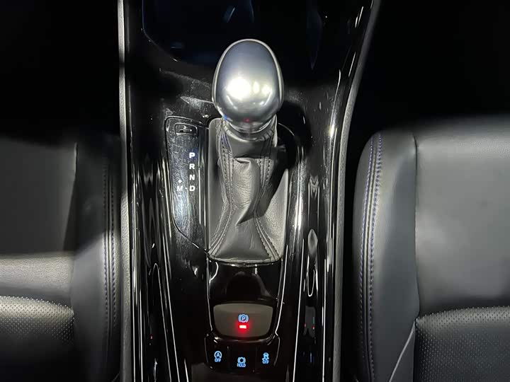 Фото 15 - Toyota C-HR