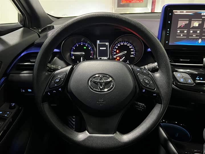 Фото 16 - Toyota C-HR