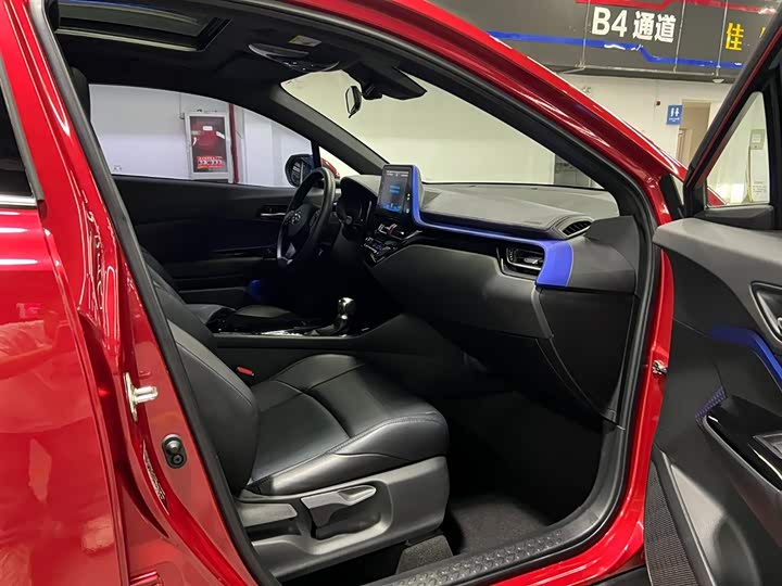 Фото 18 - Toyota C-HR