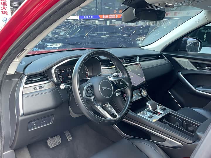 Фото 13 - Jaguar F-Pace