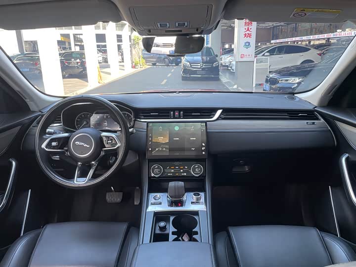 Фото 16 - Jaguar F-Pace