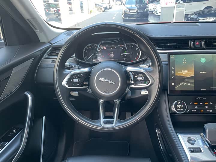 Фото 17 - Jaguar F-Pace