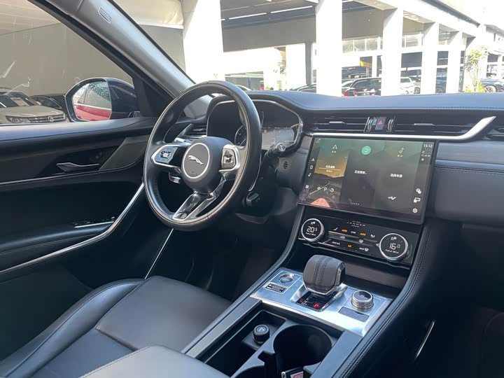 Фото 18 - Jaguar F-Pace