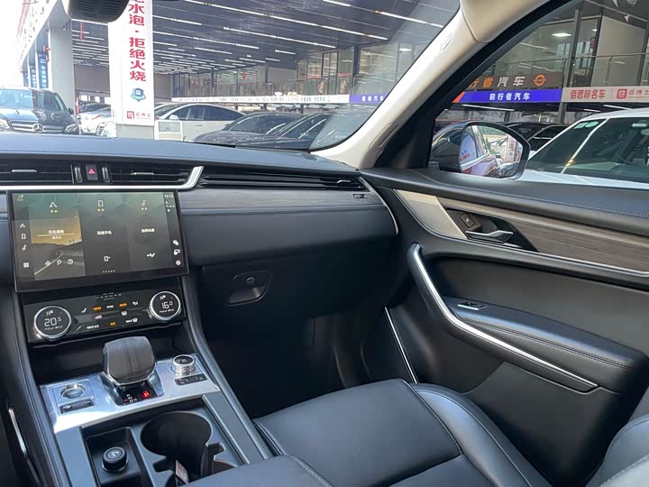 Фото 19 - Jaguar F-Pace