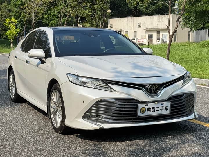 Фото 2 - Toyota Camry