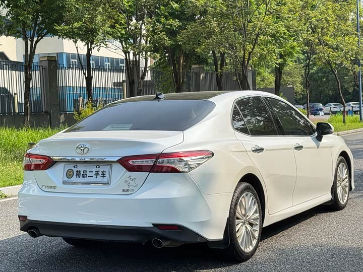 Фото 5 - Toyota Camry