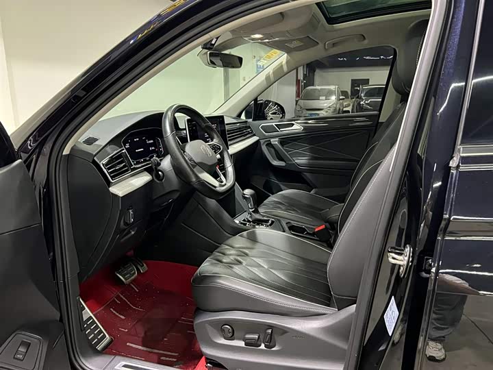 Фото 10 - Volkswagen Tiguan L Pro