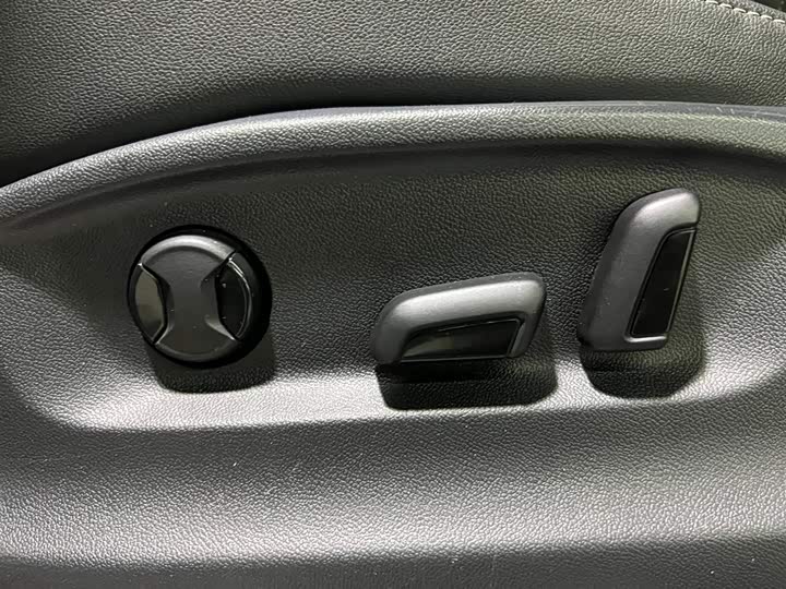 Фото 11 - Volkswagen Tiguan L Pro