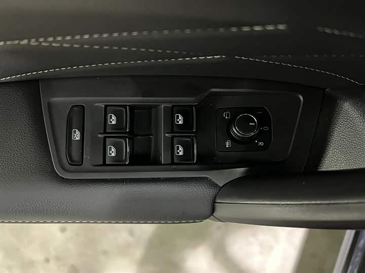 Фото 12 - Volkswagen Tiguan L Pro