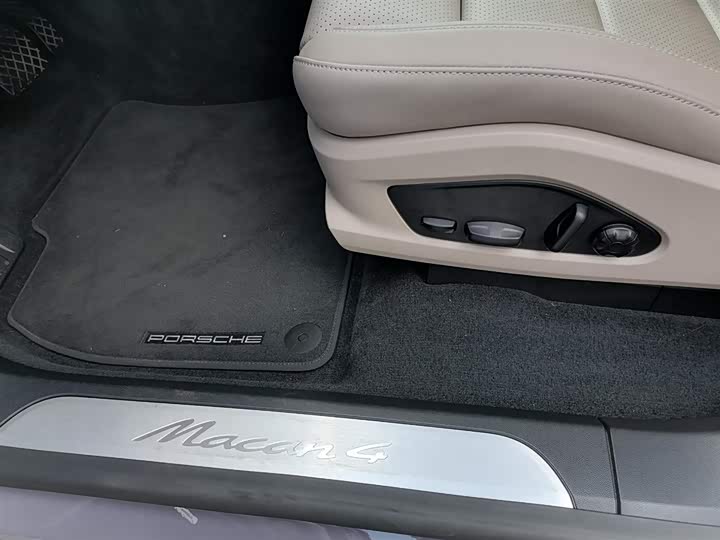 Фото 10 - Porsche Macan EV