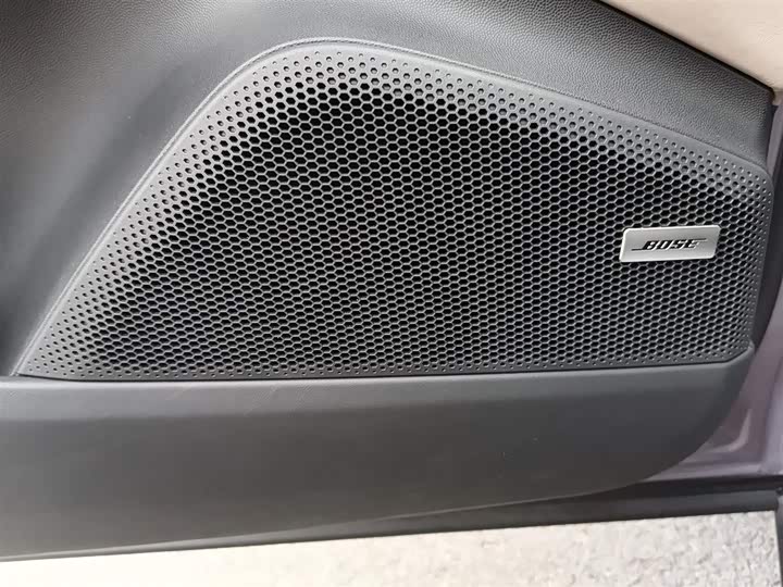 Фото 14 - Porsche Macan EV