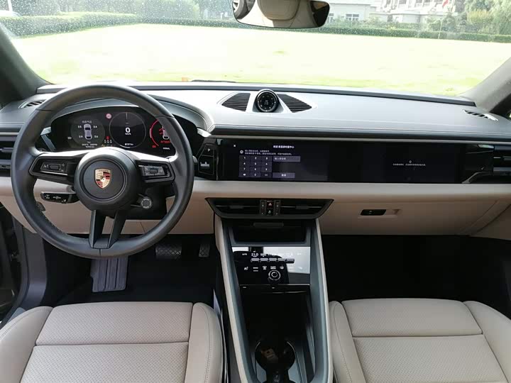 Фото 15 - Porsche Macan EV