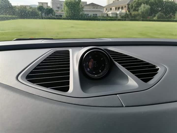 Фото 3 - Porsche Macan EV