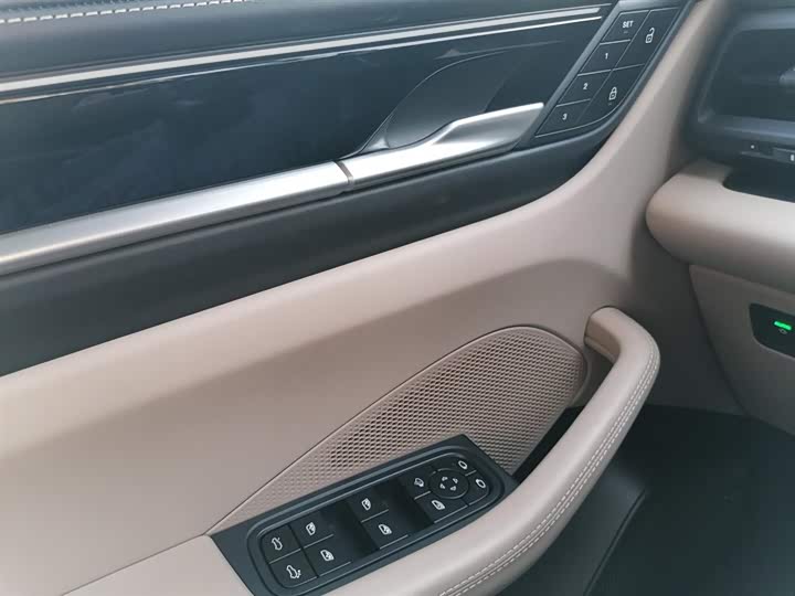 Фото 9 - Porsche Macan EV