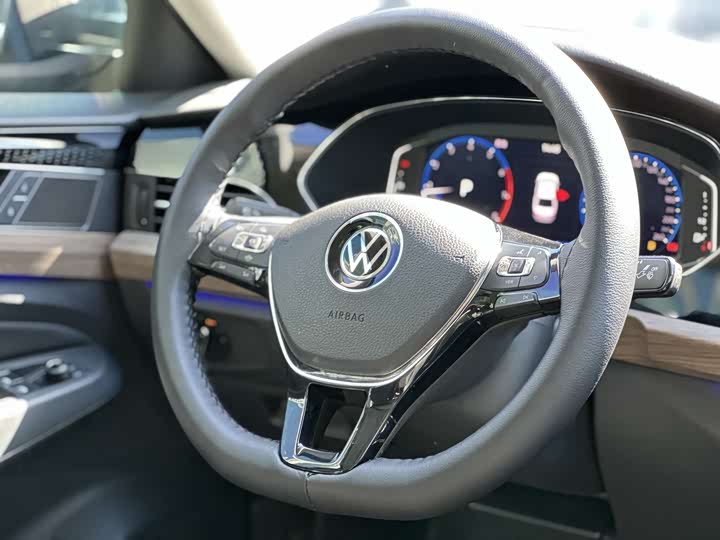 Фото 14 - Volkswagen Passat