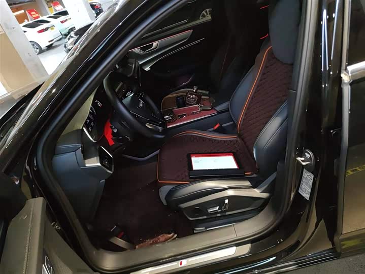 Фото 15 - Audi A6L