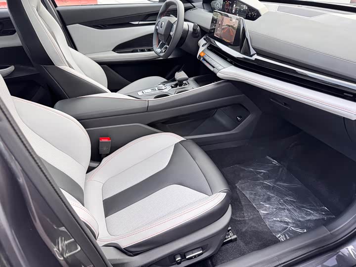 Фото 11 - Changan UNI-V Hybrid