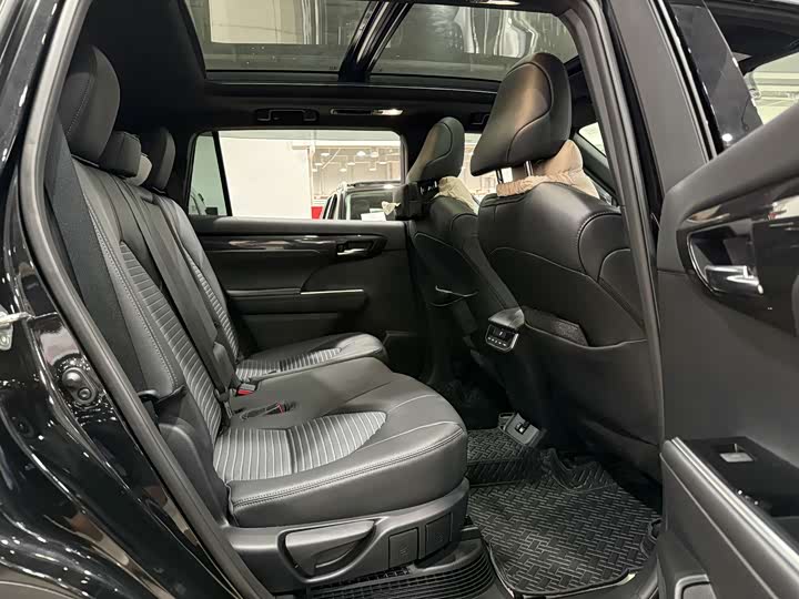 Фото 16 - Toyota Crown Kluger