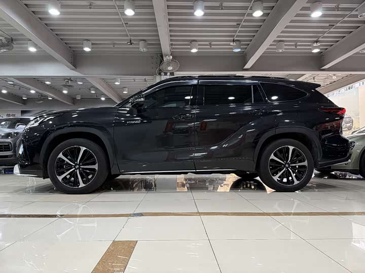 Фото 4 - Toyota Crown Kluger